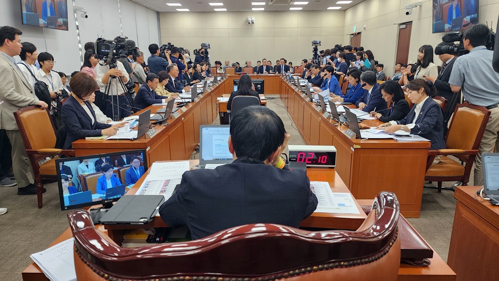 여야 복지위, 초반부터 의정갈등 책임 놓고 공방