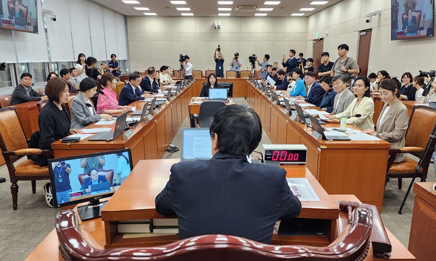 PA간호사 합법화, 복지위 의결…오늘 본회의 처리 전망