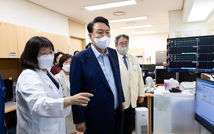 尹, 심야 응급실 전격 방문..."필수의료 지원 획기적 개선"