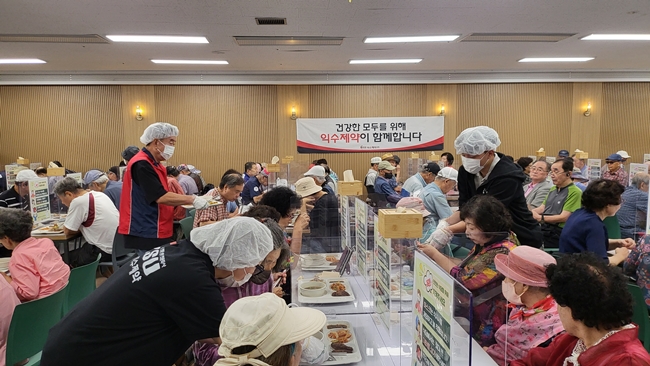 익수제약, 강동구 노인복지회관서 배식봉사 및 제품후원