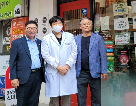 박영달 경기도약사회장, 휴일지킴이약국 격려 방문