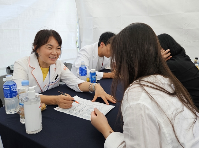 "시민 공감 큰 성과"...서울시청 앞 성분명처방 알린 약사들