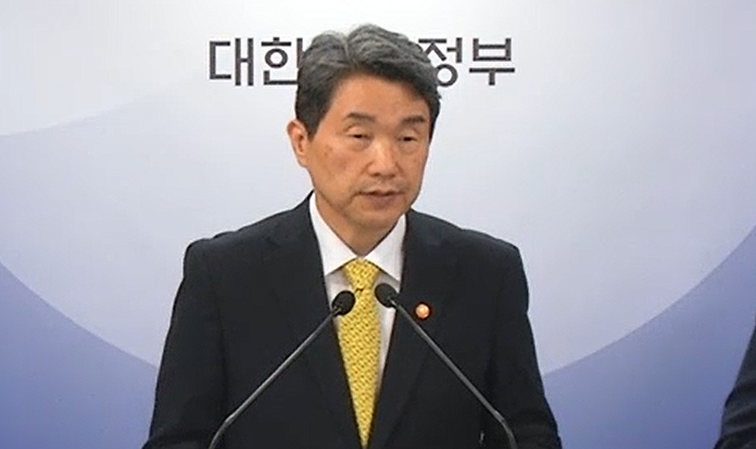 의대교육, 6년→5년 축소 검토...의료계 강력 반발