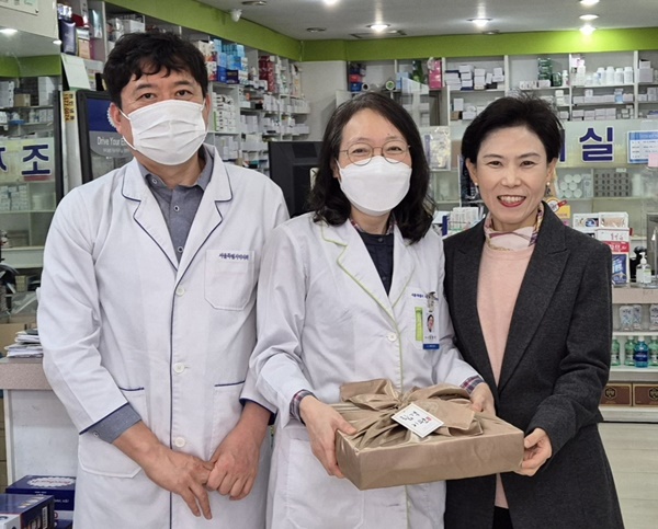 은평구약, 수험생 자녀 둔 회원 약사 약국 응원차 방문