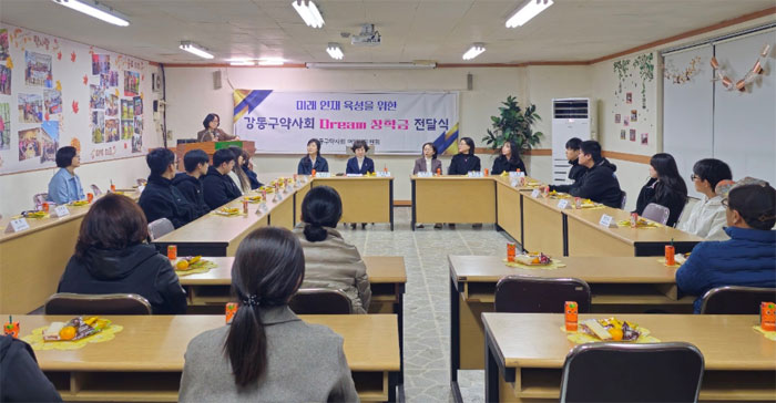 서울 강동구약, 고등학생 9명에 '드림장학금' 전달