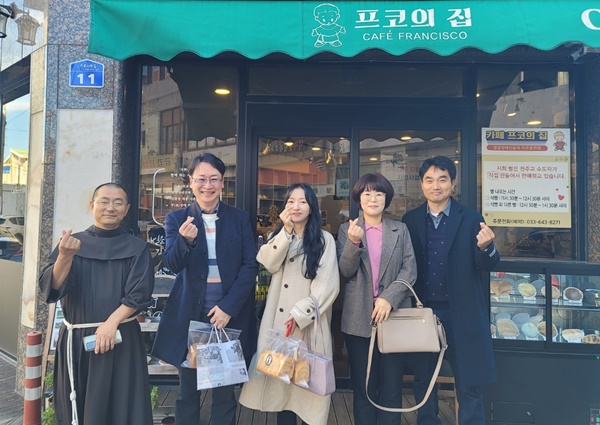 강릉시약, 카페 프코의 집 방문해 사랑의 장학금 전달