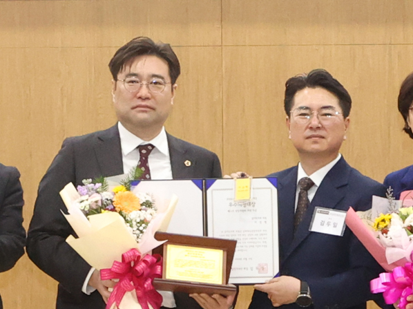 약사출신 이진형 경기도의원, 우수의정대상 수상