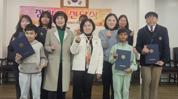 성북구약, 연말 맞아 관내 학생 8명에 장학금 전달 