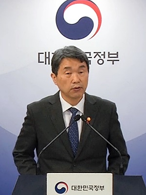 정부 "사직전공의 입영연기…2026년 정원 원점 재검토"
