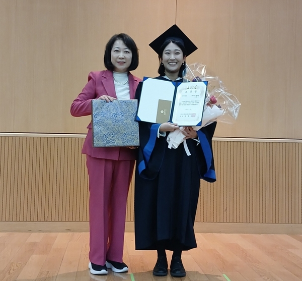 이명자 동작구약사회장, 중대약대 졸업생에 포상 전달 