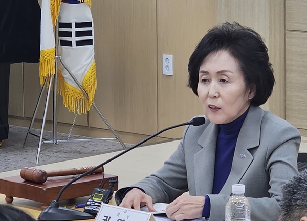 권영희 집행부 첫 상임이사회…신임 임원들에 임명장 전달