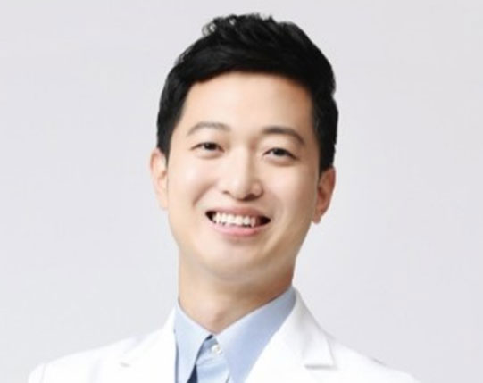 전국 최연소 분회장, 약국 컨설팅에 보험까지 섭렵