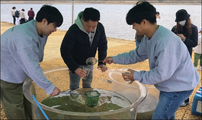 ﻿파마리서치, 연어 치어 방류…생물자원 순환 가치 실천