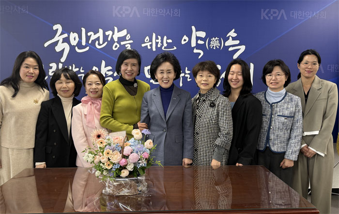 숙명약대 동문회, 권영희 대한약사회장 내방