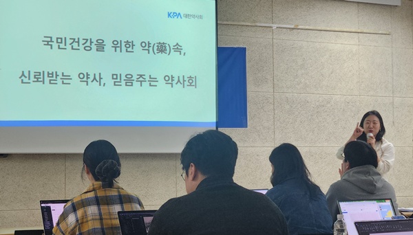 "지역약국 전문약사 대비…약사 행위별수가 목표"