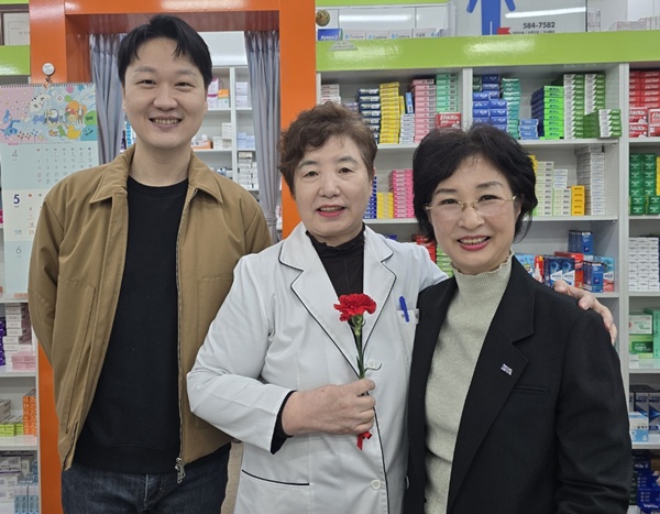 서초구약, 관내 원로 약사들 찾아 카네이션 전달 