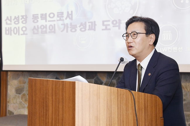 "바이오산업은 새로운 경제성장 엔진...정책 역량 집중"