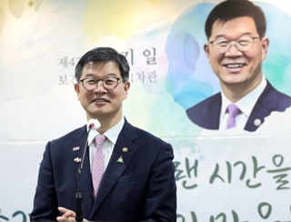 떠나는 이기일 "의료 일원화 숙제 못 끝내 아쉬워"