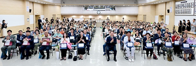 "16년 간 24시간 심야약국을"…박이진 약사, 모범시민에
