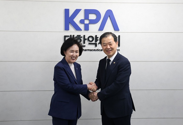 이형훈 복지부 2차관 만난 약사회 "대통령 공약 실현을"
