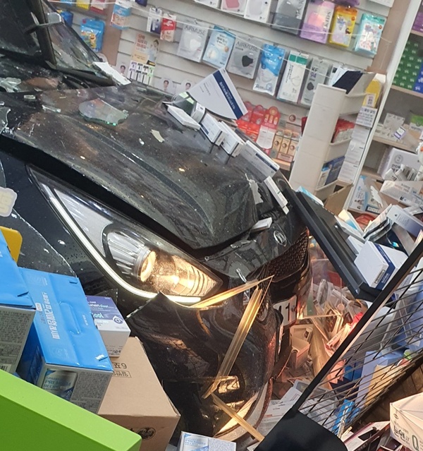 "약사 눈 앞서 멈춰"…고객 차량 약국 돌진 사고 발생