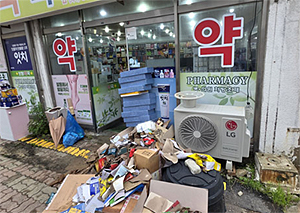 "약장 엎어지고 바닥은 진흙더미"...약국들 비 피해 속출