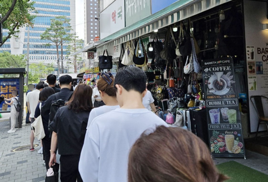 민생쿠폰 효과 톡톡…폭염 뚫고 약국 앞 대기행렬