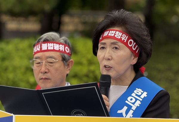 권영희 회장, 대통령실 앞 시위..."한약사 문제 해결을"