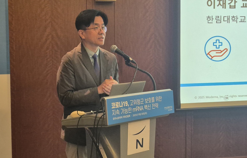 "코로나19 환자 입원율 급등…고위험군 백신 필수"