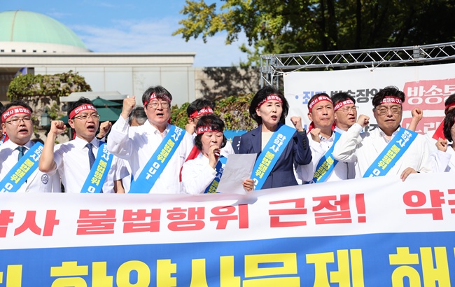 비대위 체제 전환 요구 솔솔…정부와 각 세우는 의·약계  