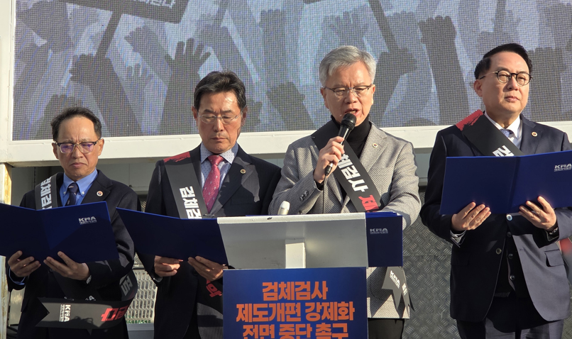 세종 복지부 앞에 모인 의사들 "검체검사 개악 중단하라"
